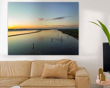 Schaatsen op een meer tijdens een prachtige winterse zonsondergang van Sjoerd van der Wal Fotografie