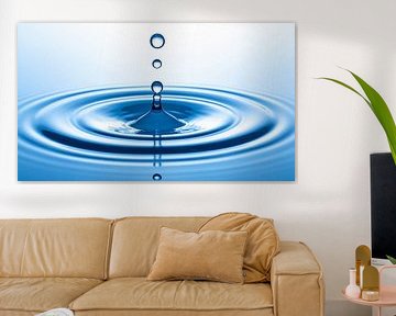 Waterdruppels met cirkelvormige golven