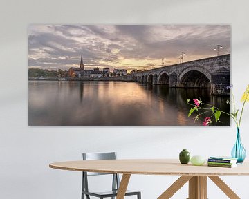 Zonsopkomst over de Sint Servaasbrug in Maastricht – Panoramafoto aan de Maas van Rolf Schnepp