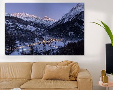 Winterse Evolene en Dent Blanche bij schemering