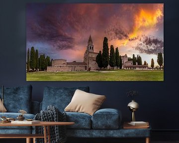 Basiliek van Aquileia onder een met wolken bedekte felgekleurde ochtendlucht