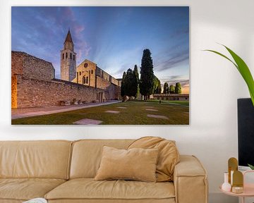 Basilika von Aquileia während der blauen Stunde kurz vor Sonnenaufgang von Bram Lubbers