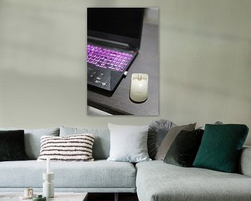 Moderner Laptop mit Rexus-Maus auf dem Schreibtisch
