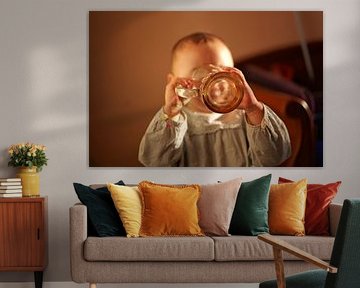 Bébé buvant dans une grande tasse en verre sur SISKA Subangkit