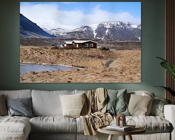 Huisje tussen de bergen in IJsland