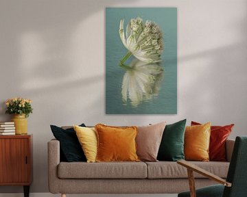 Zeeuws Knoopje met abstracte schilderachtige weerspiegeling van Marjolijn van den Berg