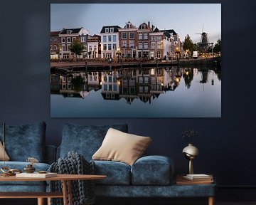 Le Beestenmarkt à Leiden pendant l'heure bleue