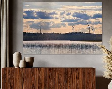 Windturbines aan de oever van een meer in Småland, Zweden. Hernieuwbare energie.