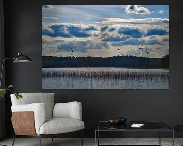 Windturbines aan de oever van een meer in Småland, Zweden. Hernieuwbare energie.