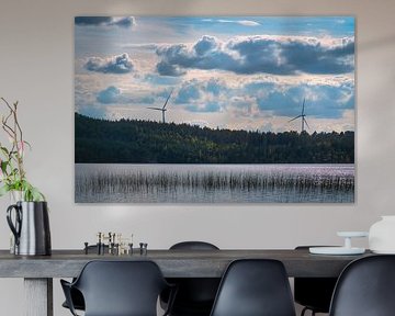 Windturbines aan de oever van een meer in Småland, Zweden. Hernieuwbare energie.