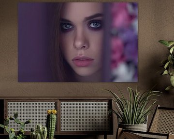 portrait femme regarde l'appareil photo sur Egon Zitter