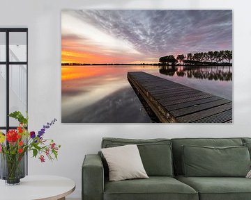Steiger in het meer van Dirkshorn onder een indrukwekkende wolkenlucht tijdens rode zonsopkomst