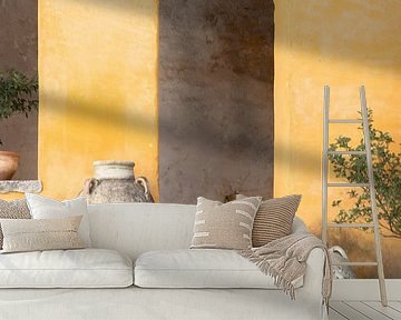 Sonnig gelbe Wand mit Terrakotta-Töpfen, mediterraner Charme