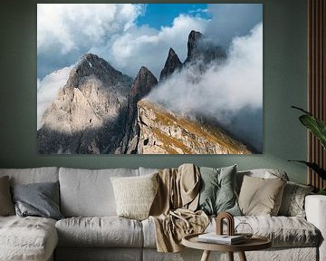 Seceda in de herfst - Dolomieten in een zee van wolken van Max Schiefele