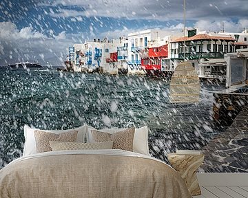 Farbenfrohe Gebäude am Wasser in Mykonos