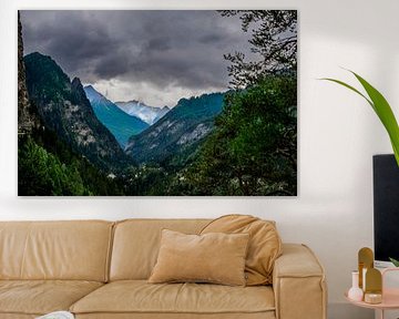 Bedrohlicher Himmel über einem verborgenen Bergtal