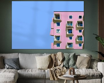 Rosa Gebäude gegen blauen Himmel von Maerten Prins