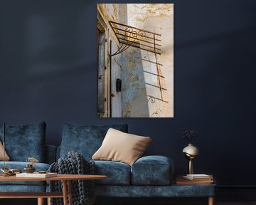 Ombre sur un mur jaune altéré par les intempéries sur Blond Beeld