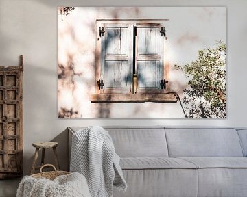 Jeu d'ombres sur un vieux mur avec des volets en bois sur Elma Maaskant