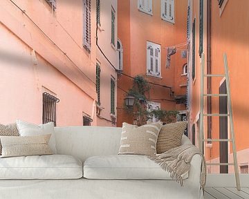 Stimmungsvolle mediterrane Straße mit bunten Fassaden