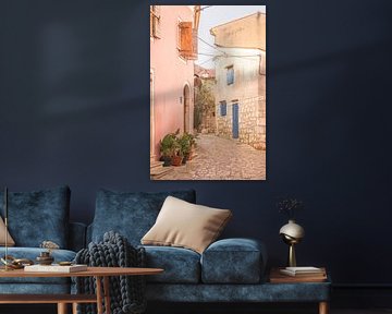 Kleurrijk mediterraan straatje met roze gevel en blauwe luiken