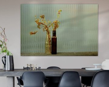 Getrocknete Wildblumen – Glasflasche & bernsteinfarbene Flasche | Stillleben vor Riffelglas von Toaster Studio – Kreative Fotografie