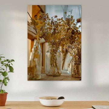 Getrocknete Blumen in Glasgefäßen – rustikales Stillleben | Botanische Wandkunst
