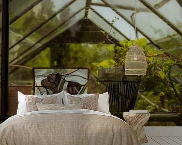 Gewächshaus‑Stillleben – Buntglas & Topfpflanze | Botanische Wandkunst