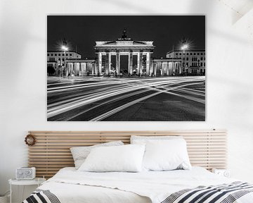 Urbanes Berlin bei Nacht - monochrom