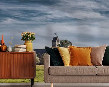 Het kerkje van Jorwerd in Friesland in het nazomer licht