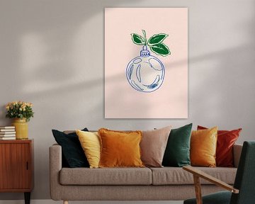 Minimalistische illustratie van kerstbal met groene bladeren op pastelroze achtergrond