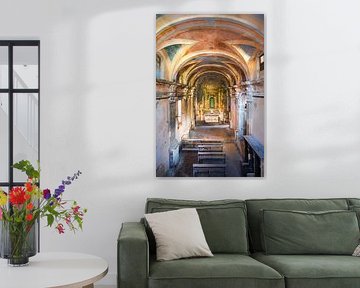 Verlaten Kapel met Warme Kleuren. van Roman Robroek - Foto's van Verlaten Gebouwen