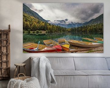 Bootjes in Laghi di Fusine meer, Italie. van Henk Cruiming