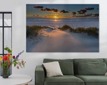 landschap van de zonsondergang in de  duinen, met de Noordzee op de achtergrond van Karin Broekhuijsen