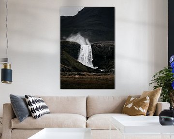 Krachtige waterval in IJslandse Snaefellsnes landschap, Nordic. van Funky Lemons