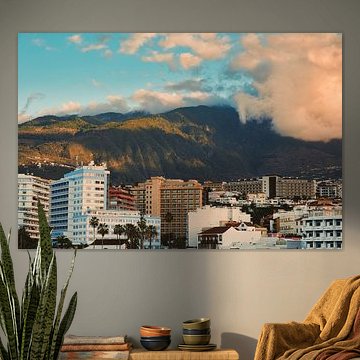 Stadsleven aan de voet van de bergen - zonsondergang op de Canarische Eilanden