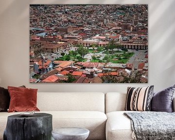 Peruanische Stadtlandschaft – Traditionelle Dächer und Platz von NZME Photography