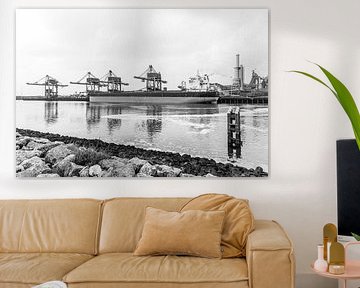 Een vrachtschip ligt zwaar en stil afgemeerd van scheepskijkerhavenfotografie