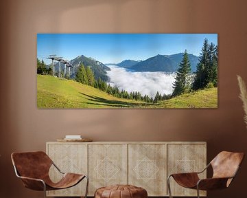 soleil sur la montagne Zwolferkopf, vue sur le lac foggy Achensee. K sur SusaZoom