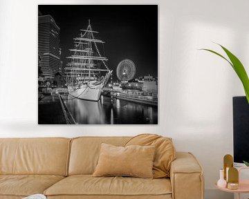 Historische Nippon Maru vor moderner Yokohama Skyline - Monochro