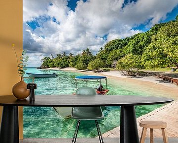 Boot am Strand der Insel Cayo Levantado von Nancy Pauwels Photo