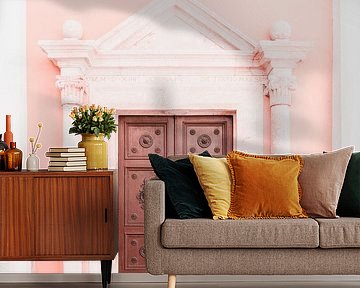 Mediterraner Stil - antike Tür und rosa Wanddekoration