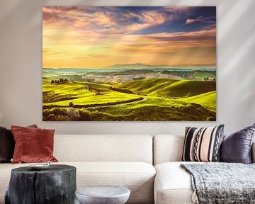 Lente in Toscane, glooiende heuvels bij zonsondergang in Volterra, van Stefano Orazzini