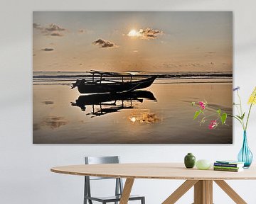 L’élégance des barques indonésiennes au coucher de soleil sur Frank Photos