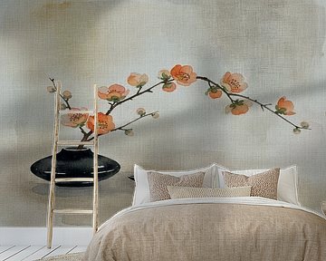 Japandisches Stillleben: Vase mit elegantem Blütenzweig