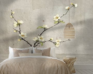 Japandisches Stillleben: Vase mit blühenden Zweigen