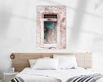 Porte turquoise usée par le temps à Šibenik sur Elma Maaskant