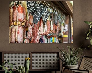 Handwerklich hergestellte Wurstwaren in argentinischer Marktatmosphäre von Ron Van Rutten