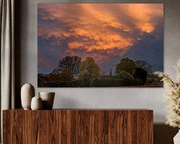 Rode vlammenzee boven zomers landschap