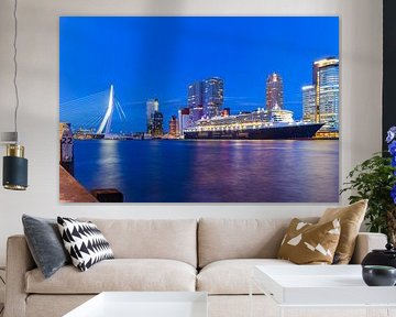 Queen Mary 2 bei Nacht - Rotterdam im vollen Licht von van Veen Allround Photography